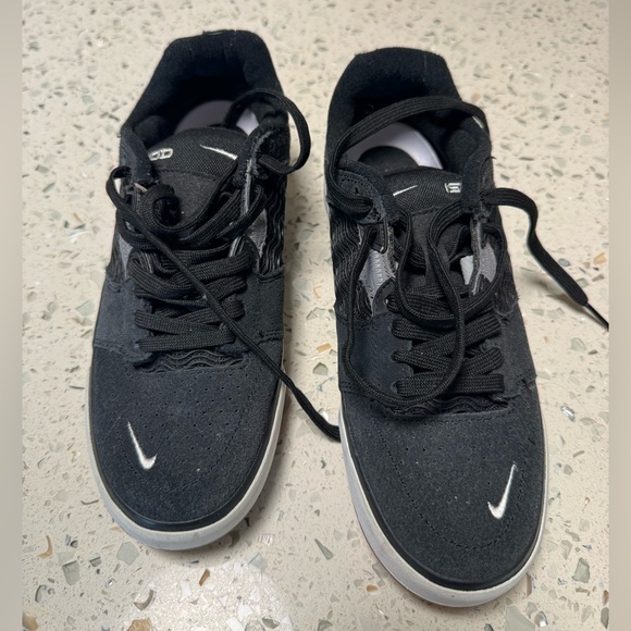 Nike Black and White Sneakers Women’s Size 5.5 - Picture 2 of 5